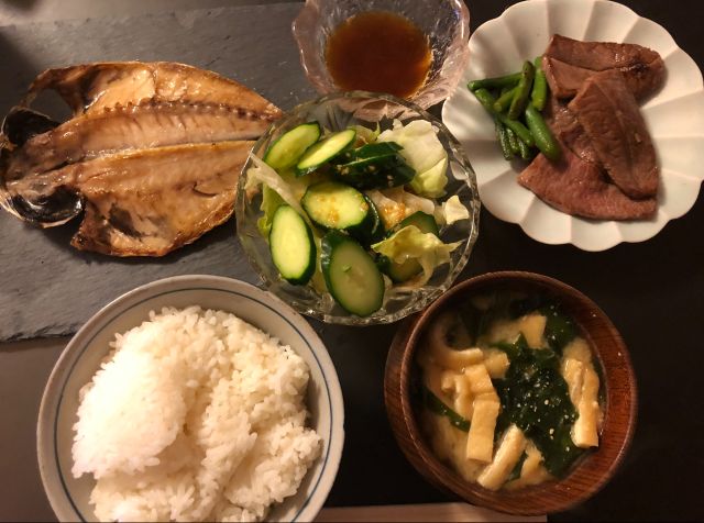 さいたま市産きゅうりを使用したサラダと石巻産ワカメを使用したお味噌汁