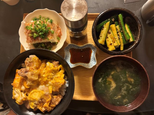 浜松市産玉ねぎを使用した親子丼と福島県産きゅうりのピリ辛和えと石巻産ワカメを使用したお味噌汁