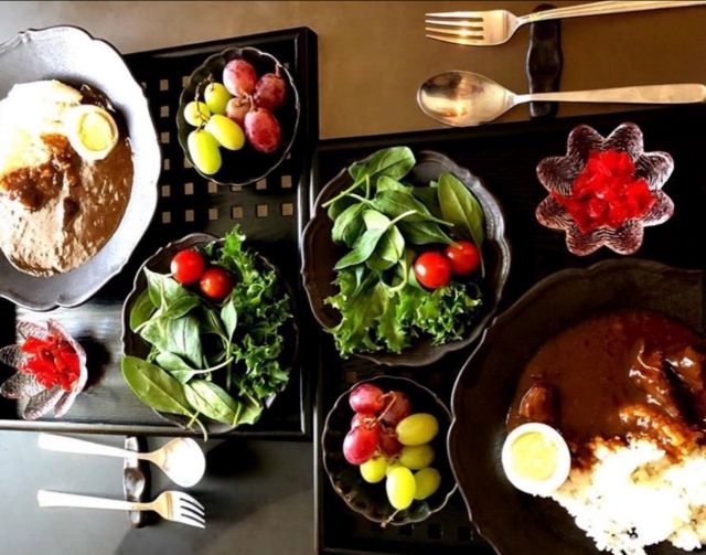 浜松市産玉ねぎを使用したカレーと福島県産ミニトマト・きゅうりを使用したサラダ