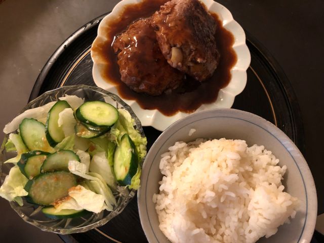 福島産きゅうりを使用したサラダと浜松市産玉ねぎを使用したハンバーグ