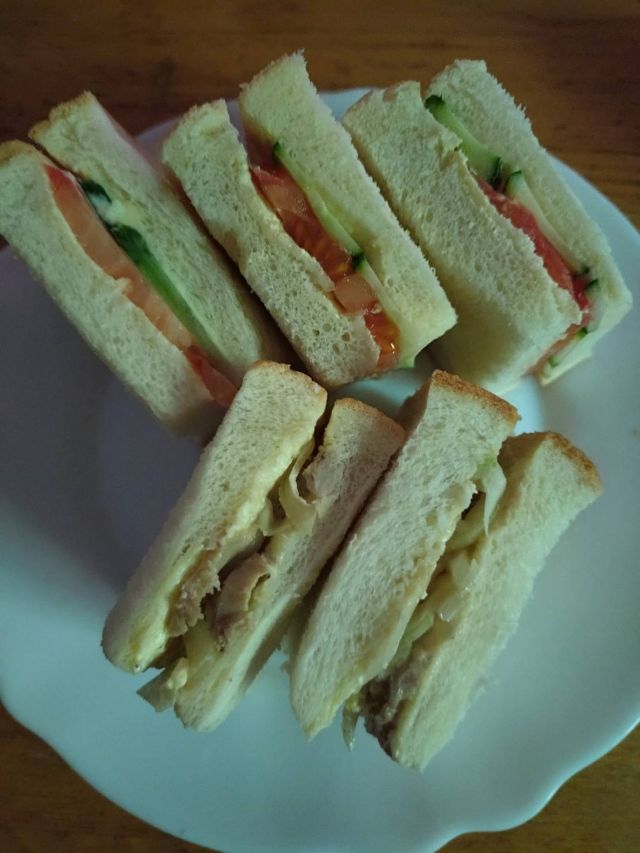 さいたま市産キュウリや浜松市産玉ねぎを使用した野菜サンドイッチ