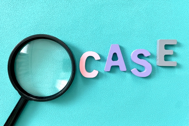 水色の背景に大きな黒い虫眼鏡と、パステルカラーでCASEと書かれた文字が並ぶ