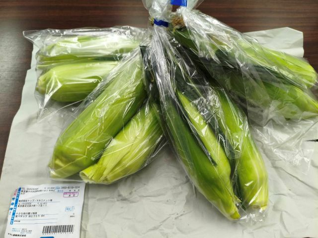 購入した足立区産の白いトウモロコシ
