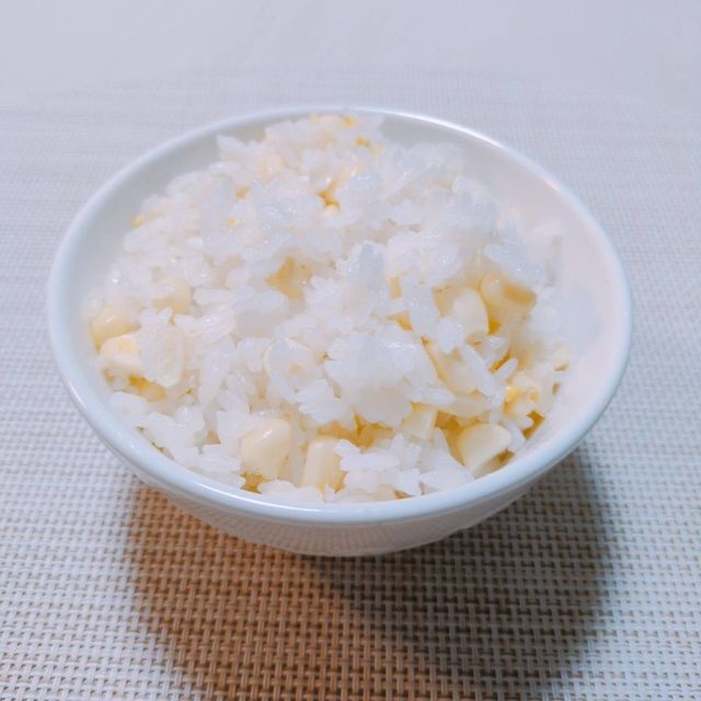 従業員が調理したトウモロコシを使用した料理画像